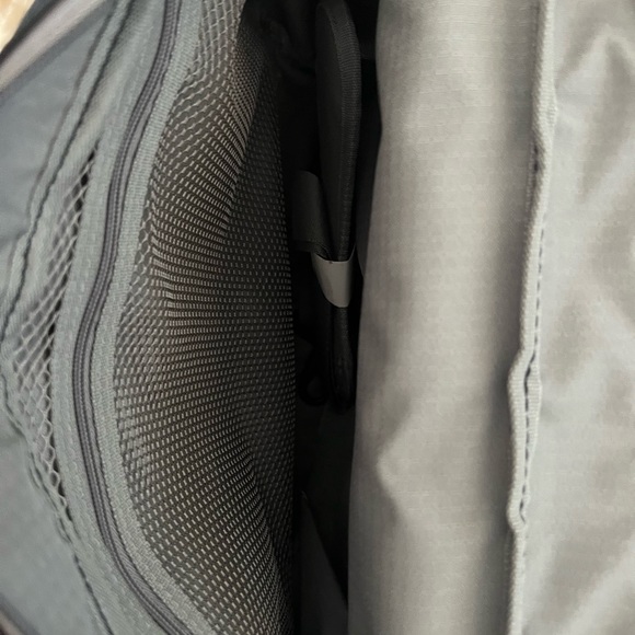 ⭐️ Firm Price ⭐️ New without tags Skyway messenger laptop bag - Picture 6 of 7